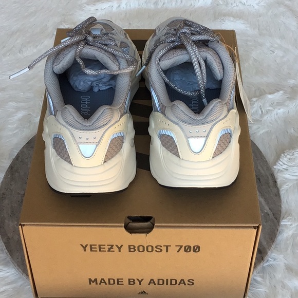 YEEZY BOOST 700 V2 SNEAKERS MADE BY ADIDAS - Picture 10 of 13
